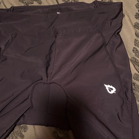 Women's Padded Cycling Capris Leggings - Picture 4 of 10